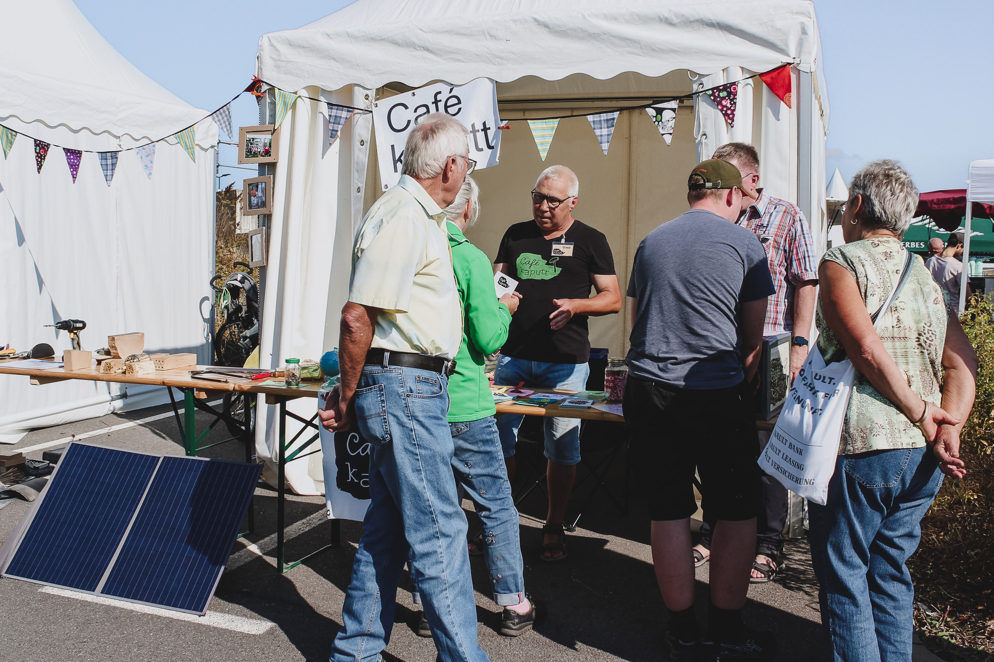Tag der offenen Tür 2025 Besucher am Tag der offenen Tür 2025 vor dem Café kaputt Stand.