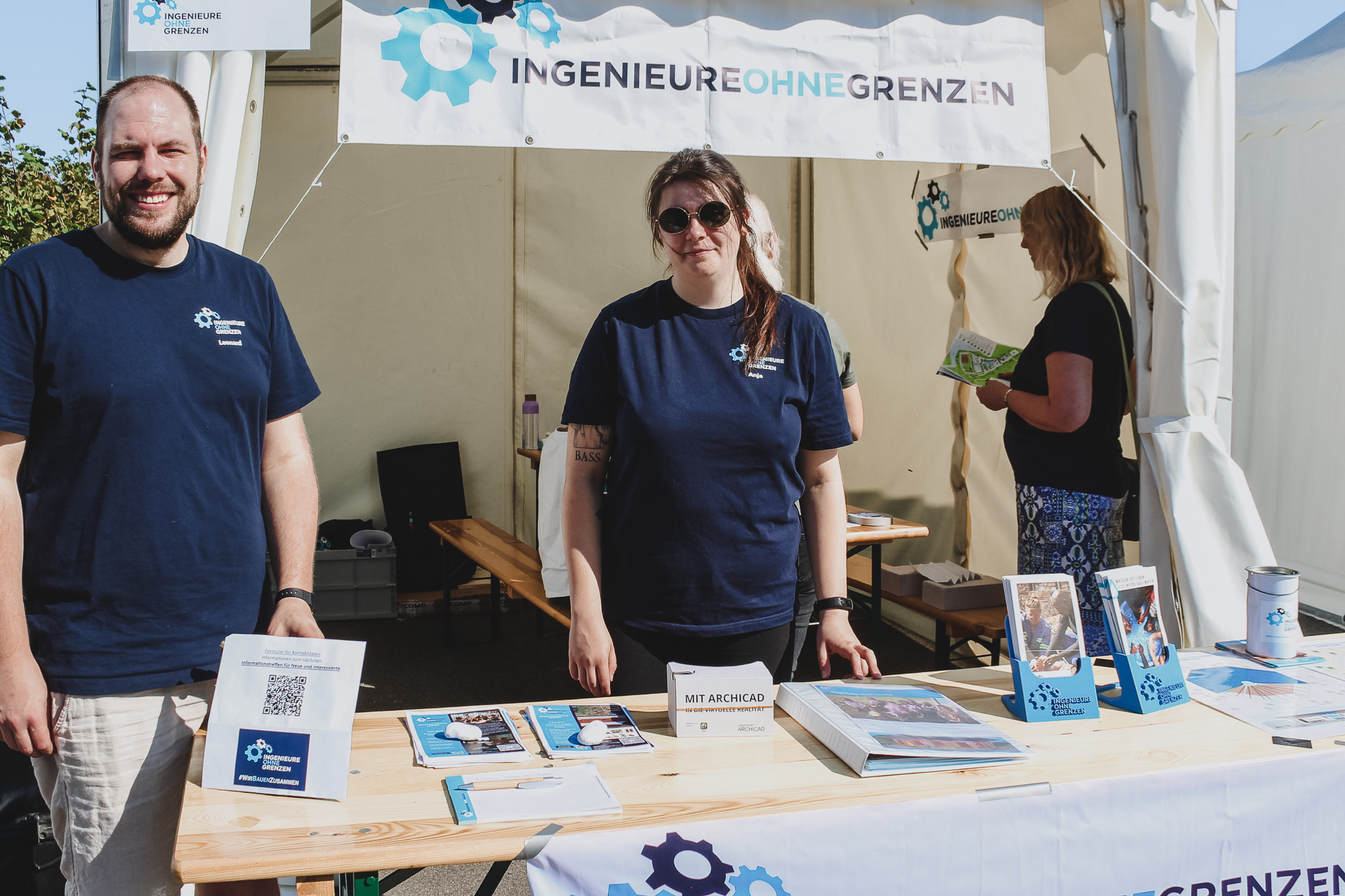 Tag der offenen Tür 2025 Zwei Freiwillige von Ingenieure ohne Grenzen an einem Infostand beim Tag der offenen Tür 2025.