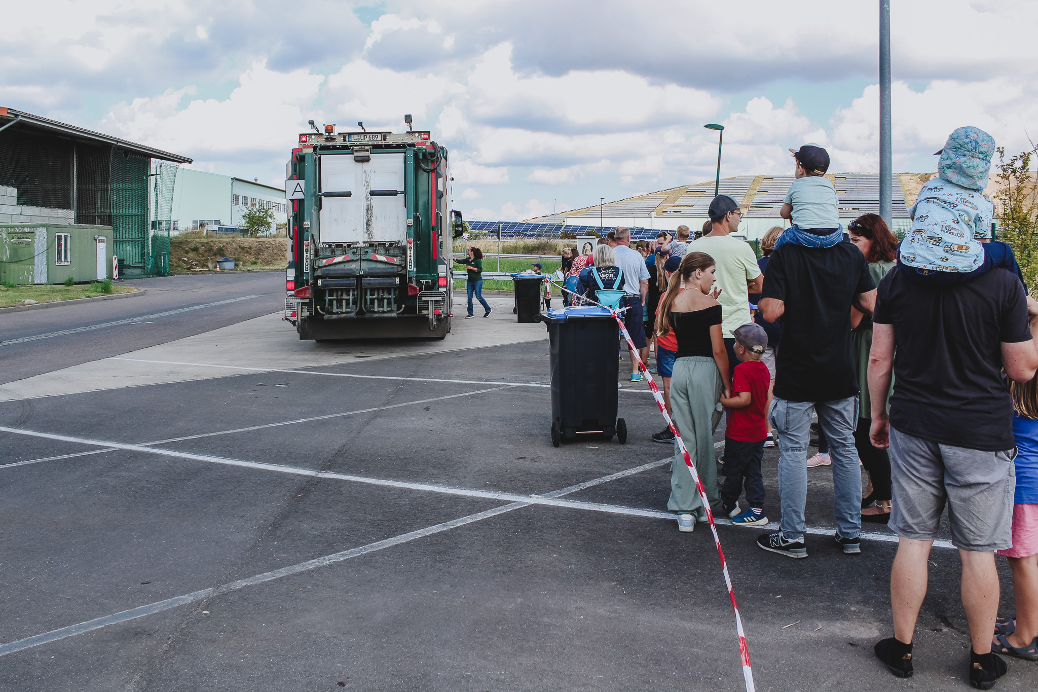 Tag der offenen Tür 2025 Tag der offenen Tür 2025: Menschen stehen vor einem Müllwagen auf einem Parkplatz.