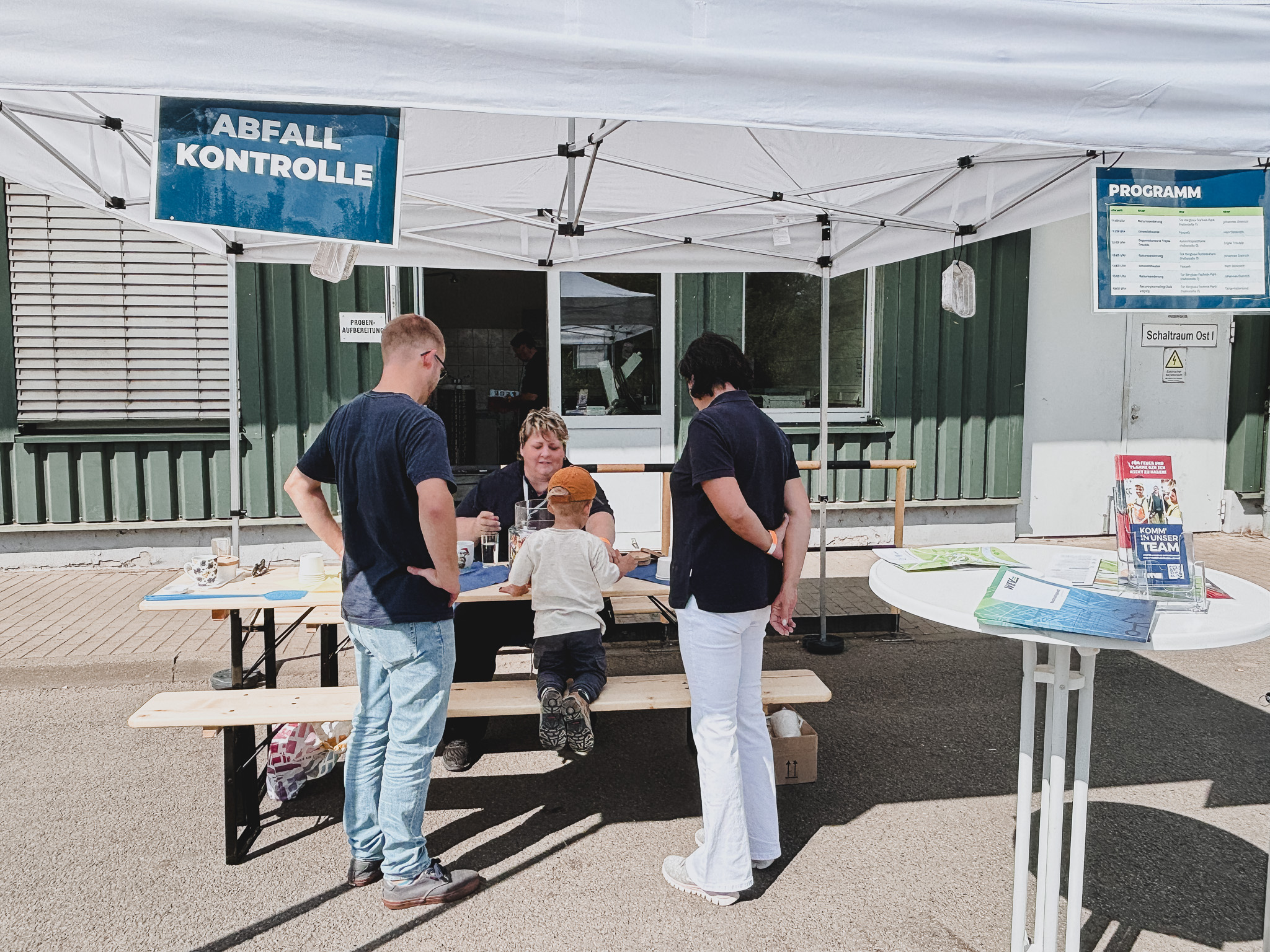Tag der offenen Tür 2025 Besucher am Tag der offenen Tür 2025 am Abfallkontrollstand. "Abfallkontrolle" Schild ist sichtbar.