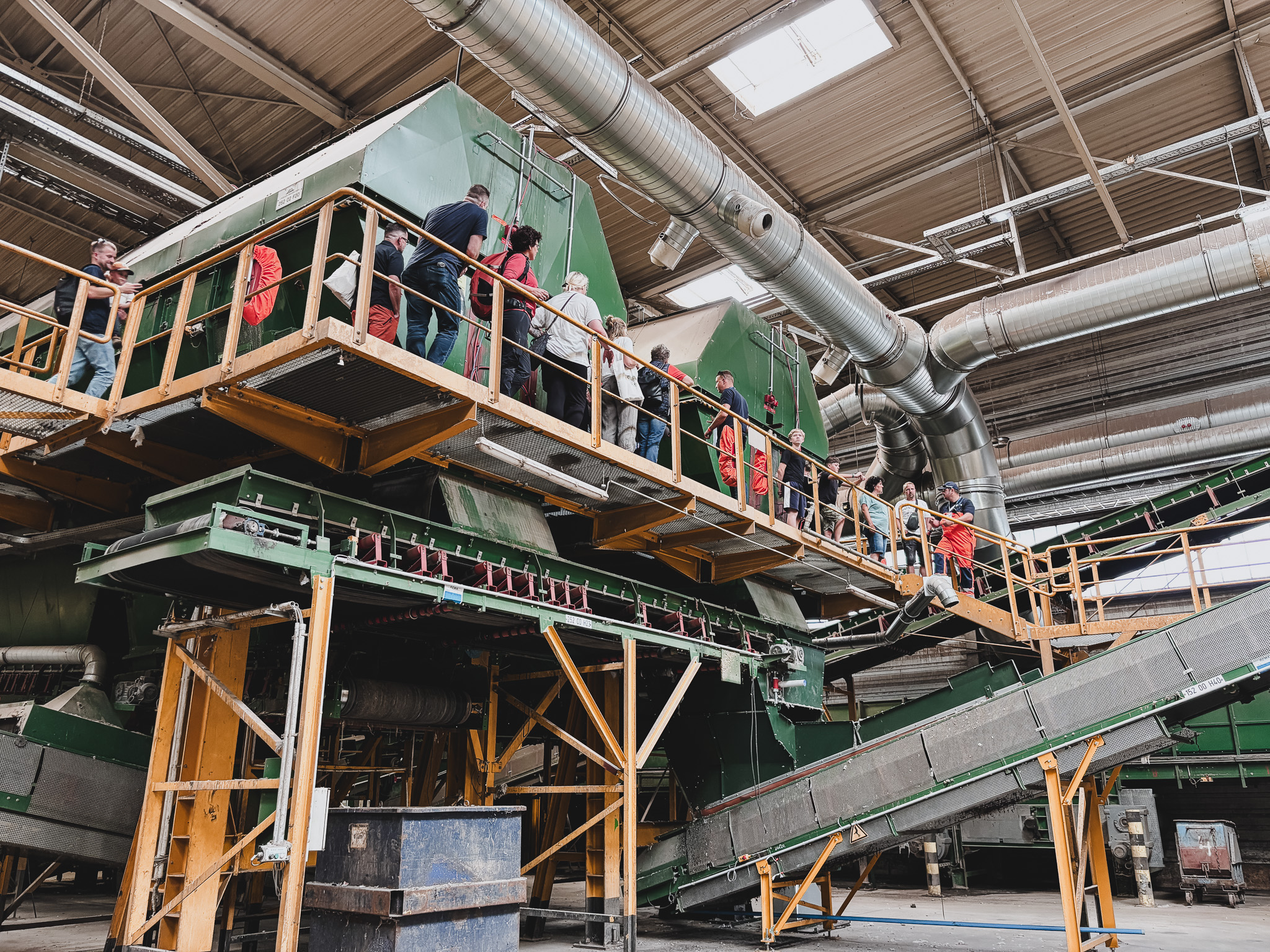 Tag der offenen Tür 2025 Besucher auf einer erhöhten Plattform in einer Recyclinganlage während des Tages der offenen Tür 2025.
