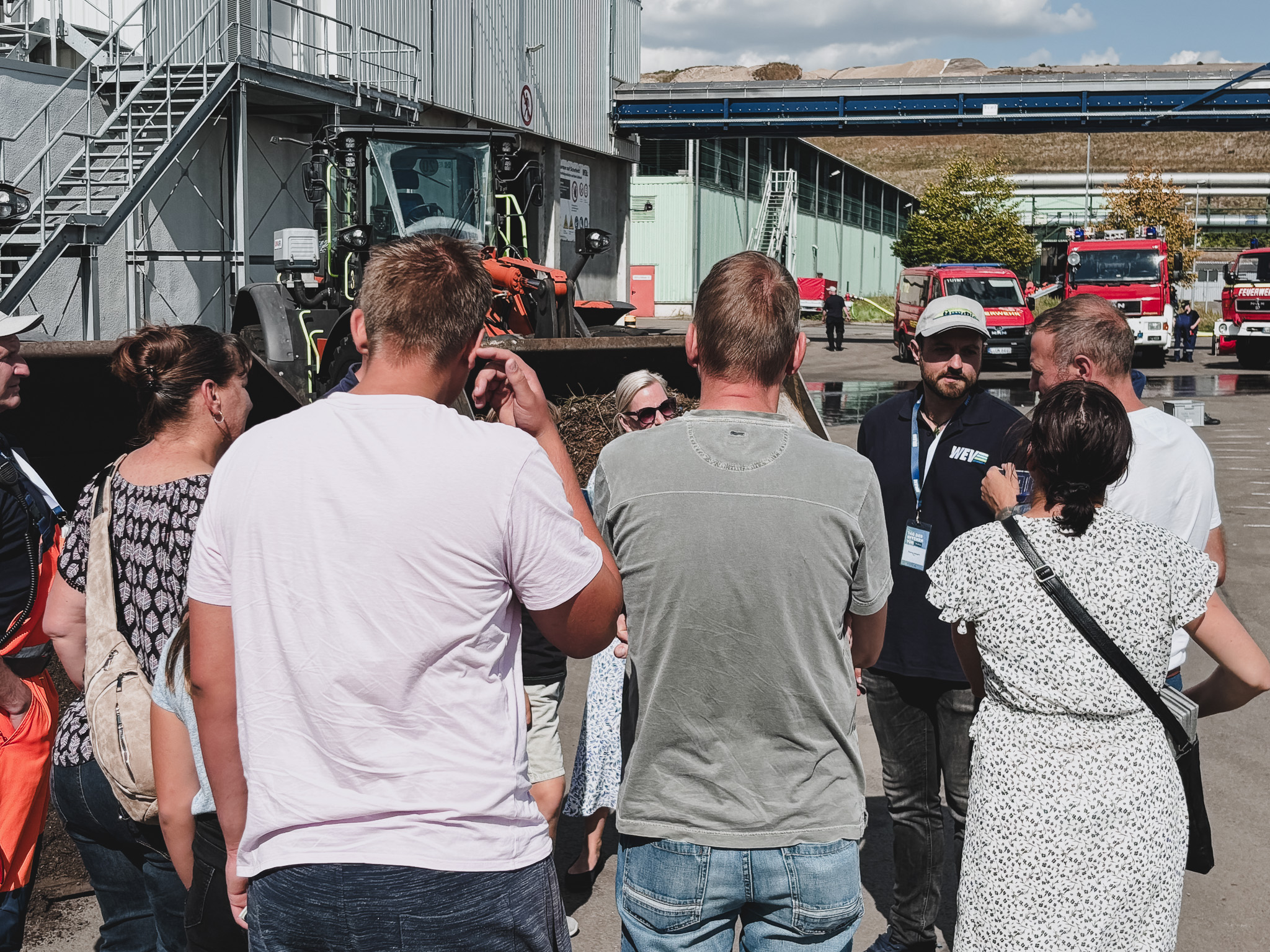 Tag der offenen Tür 2025 Besucher am Tag der offenen Tür 2025 vor Radlader und Feuerwehrwagen