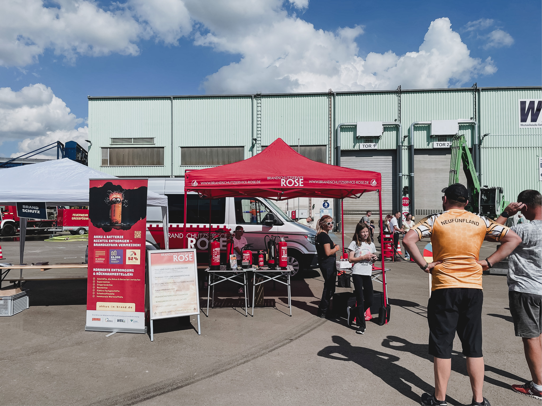 Tag der offenen Tür 2025 Tag der offenen Tür 2025: Stand von Brandschutz Rose mit Feuerlöschern und Infomaterial.