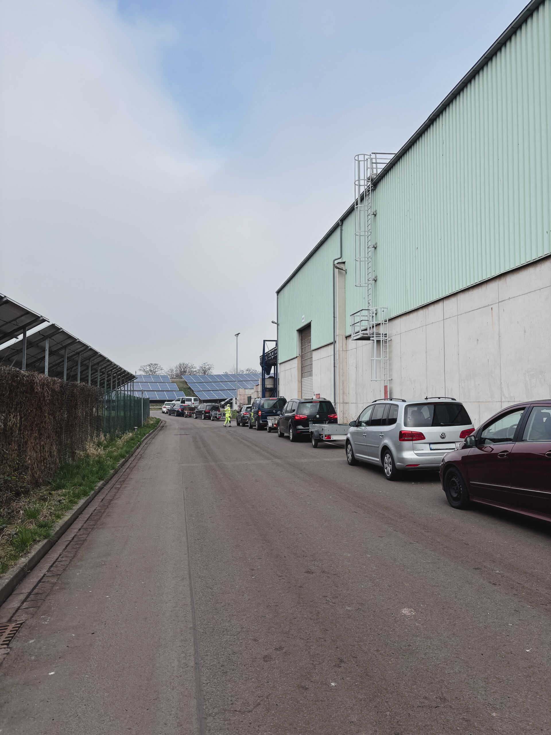 Komposttag 2026 Warteschlange von Autos am Komposttag vor einer Lagerhalle.