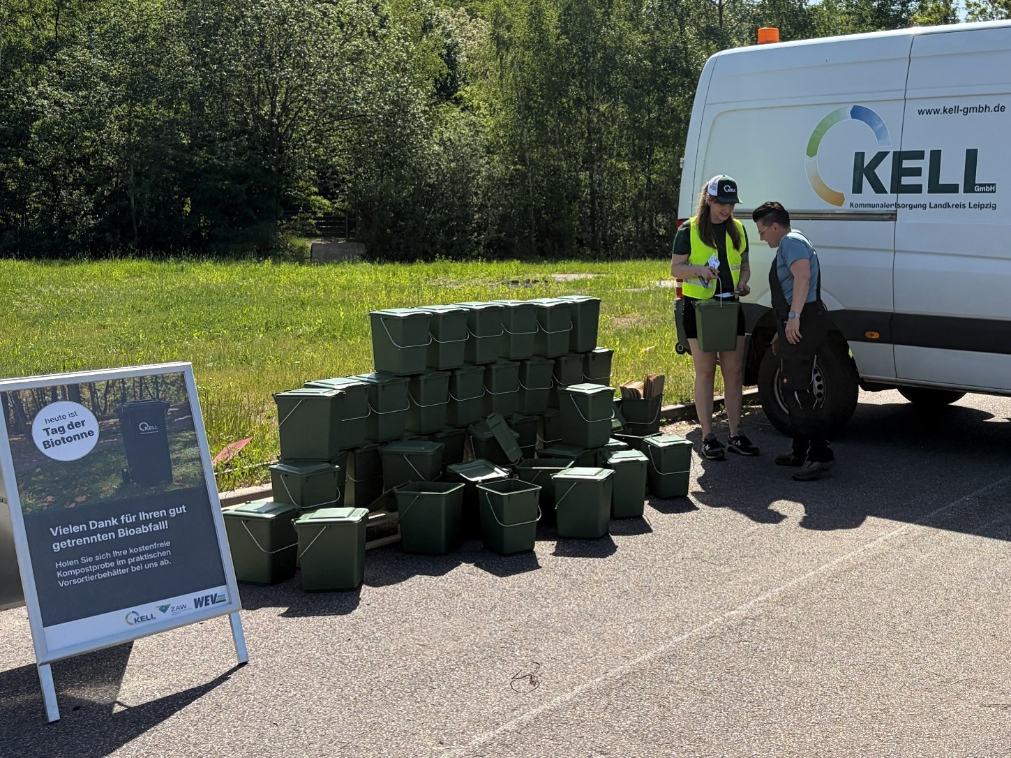 Kell GmbH verteilt kostenlosen Bioabfallbehälter mit Kompost an eine Bürgerin