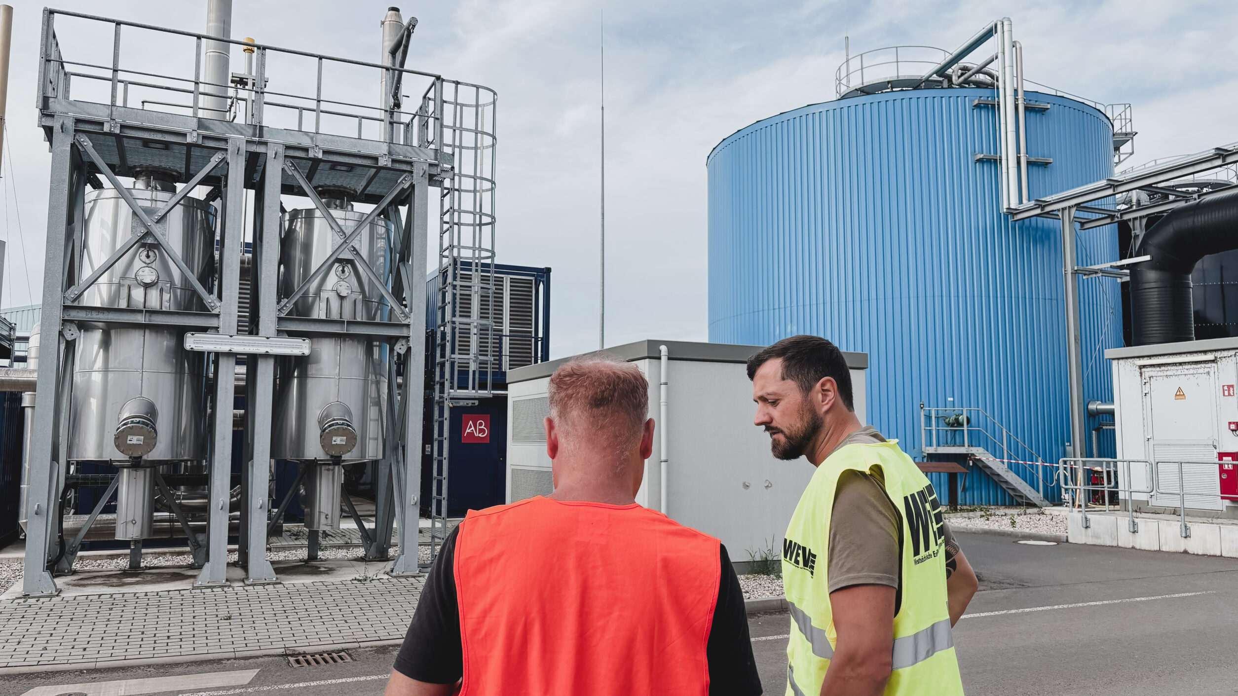 Filmdreh Fachverband Biogas Zwei Männer vor Biogasanlage, Teil der KEA Videokampagne.